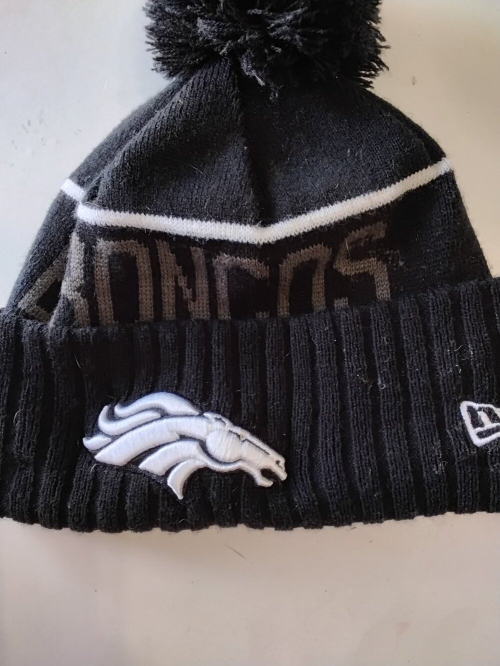 Denver Broncos NFL New Era 2015 Stadium Black White Knit Pom Beanie Hat - OSFM